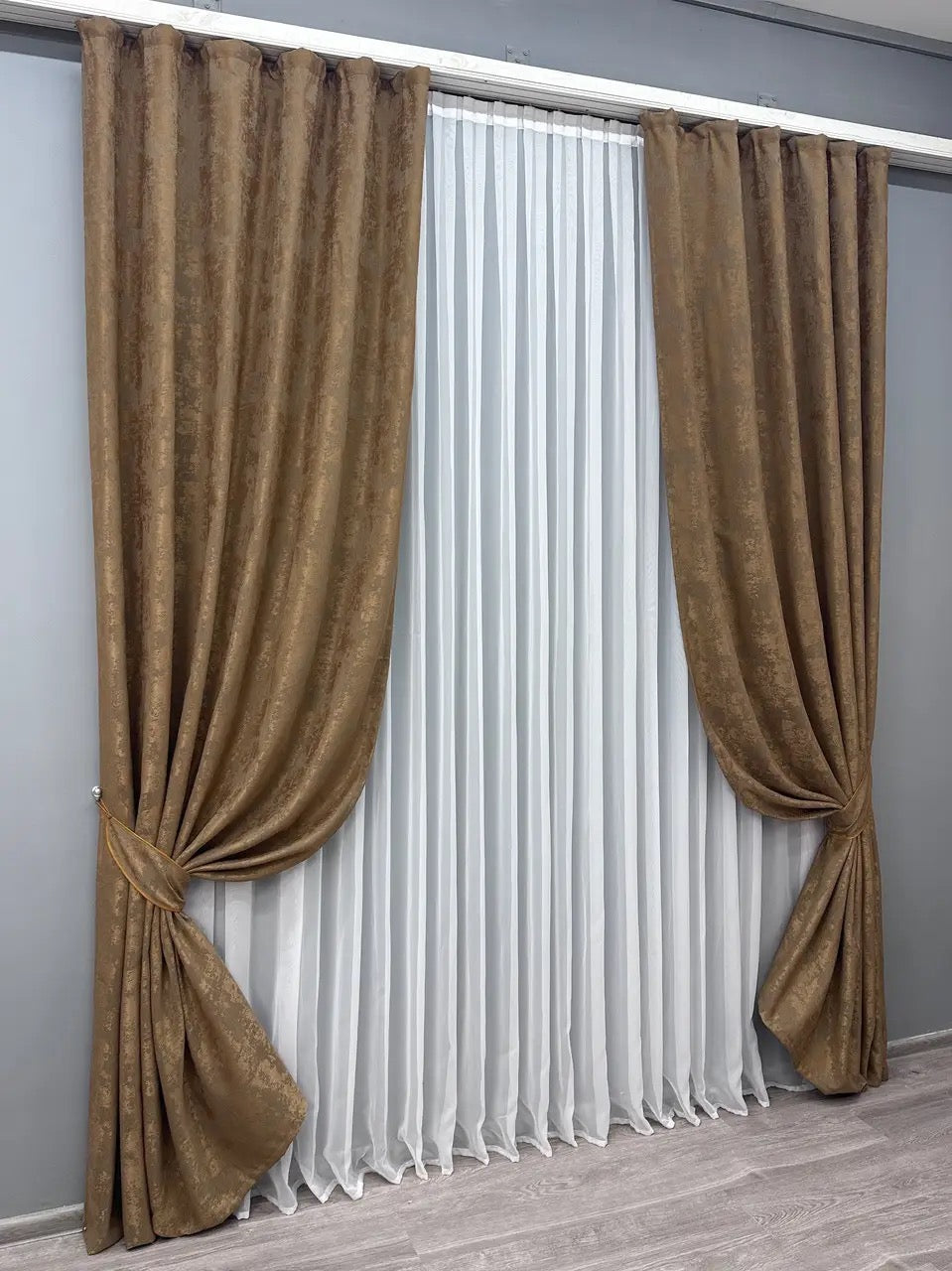 Stylish light brown jacquard curtains, ideal for living rooms and bedrooms – premium light-filtering fabric with matching tie-backs.