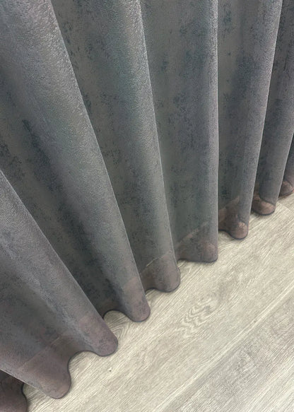 Graphite tone curtain softens daylight – summer-ready design