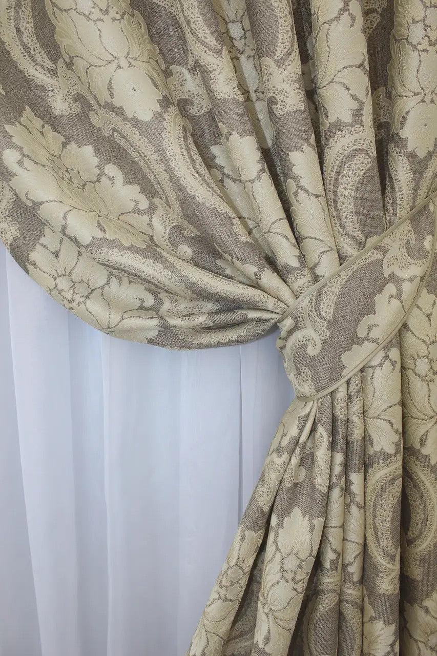 Natural linen curtains in cappuccino and beige tones, designed for cosy and stylish interiors.
