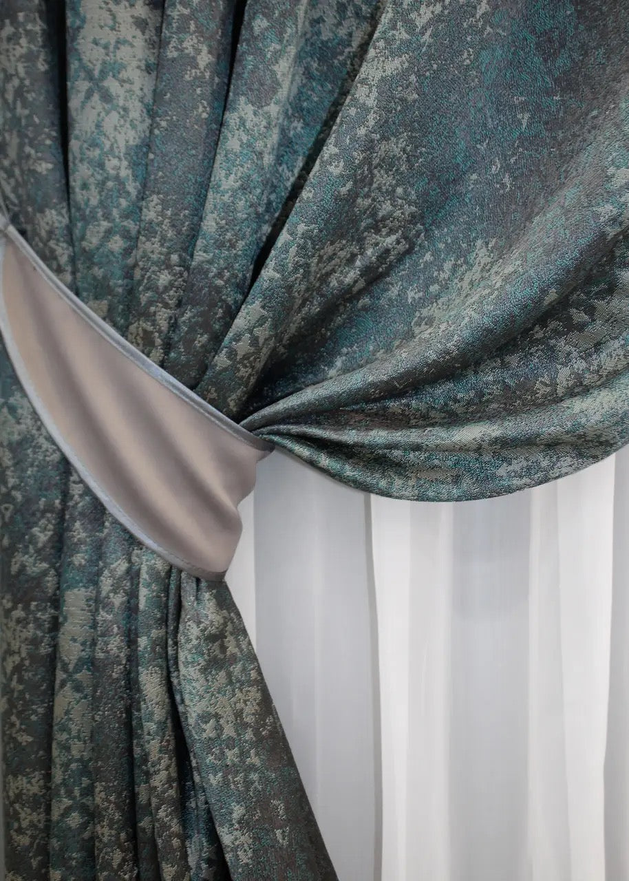 High-quality linen curtains in teal and charcoal grey with a delicate marble effect for refined décor.
