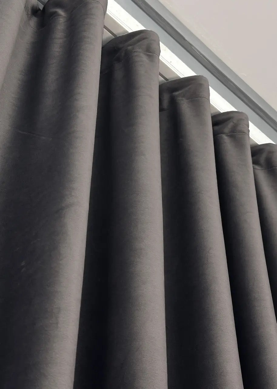 Luxurious Dark Grey Velvet Curtains – 90% Light Blocking – Set of 2 Drapes for Living Room
Create a luxurious and serene ambiance with dark grey velvet curtains. These premium drapes offer a perfect balance of light control and style, enhancing any living room or bedroom with their soft texture and elegant design.