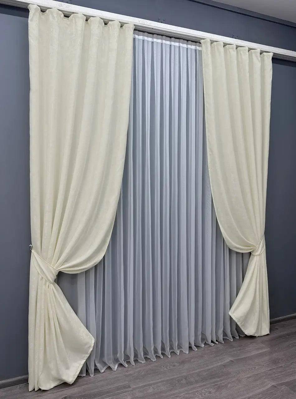 Stylish cream jacquard curtains, perfect for living rooms and bedrooms – premium light-filtering fabric with matching tie-backs.
