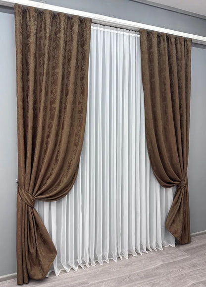 Stylish brown jacquard curtains, ideal for living rooms and bedrooms – premium light-filtering fabric with matching tie-backs.
