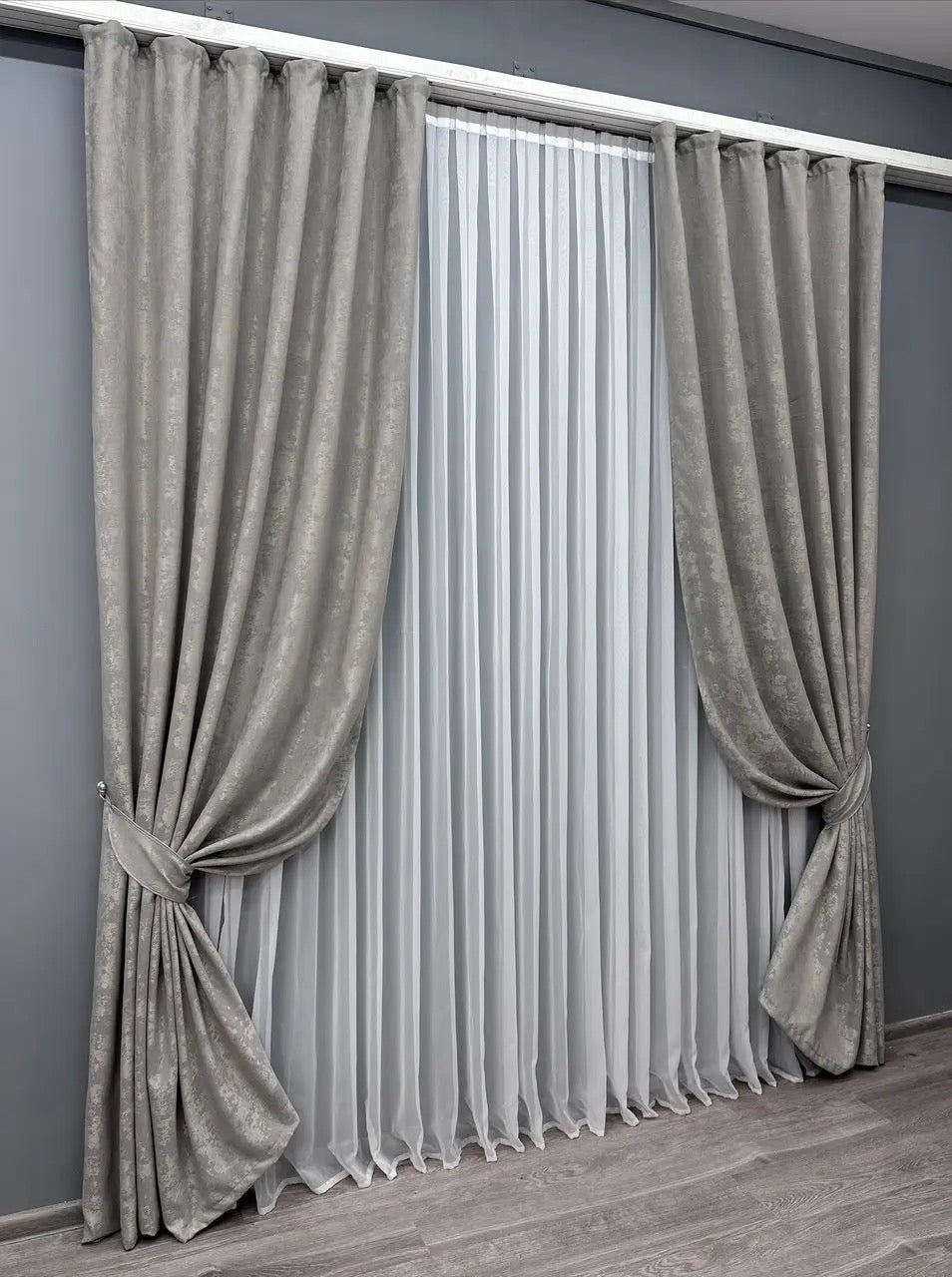 Stylish light grey jacquard curtains, perfect for living rooms and bedrooms – light-filtering fabric with matching tie-backs.
