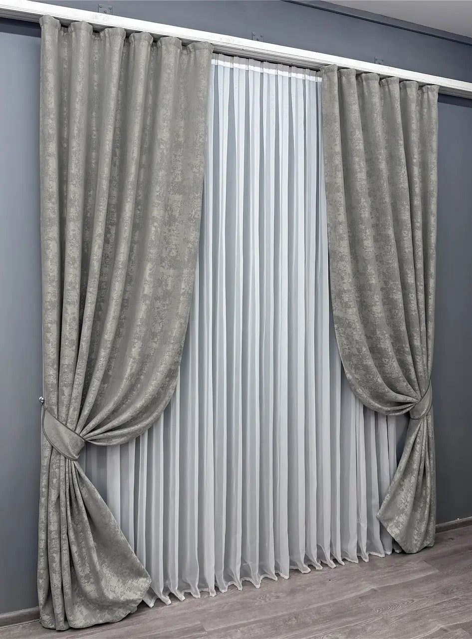 Stylish silver jacquard curtains, perfect for living rooms and bedrooms – light-filtering fabric with matching tie-backs.
