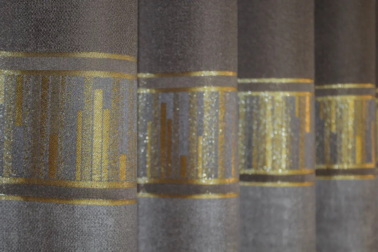 Premium cocoa-coloured curtains with soft gold details, ideal for creating a refined and cosy atmosphere.
