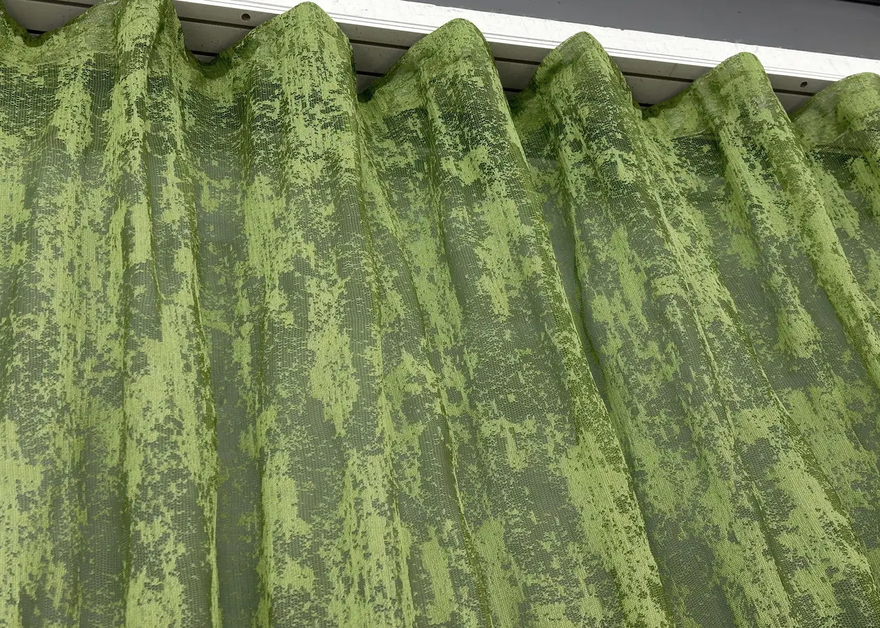 Airy jacquard drape in seasonal green – light and elegant