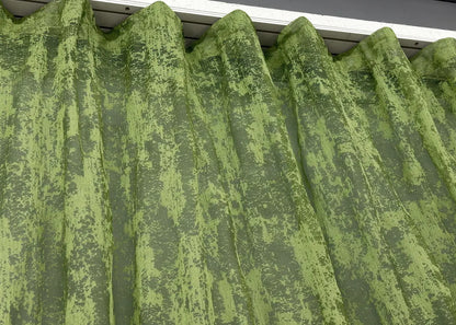 Airy jacquard drape in seasonal green – light and elegant