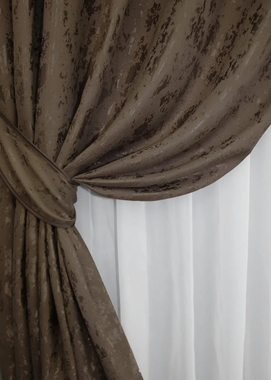 High-quality brown linen curtains with a refined texture, suitable for living rooms and bedrooms.
