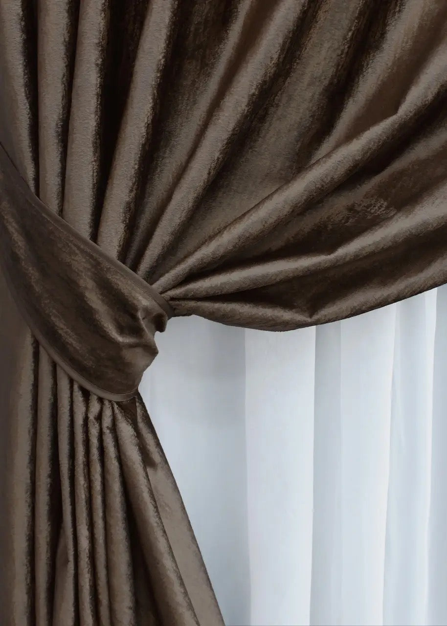 Luxurious Chocolate Brown Velvet Curtains – Set of 2 – Soft Fabric Drapes for Bedroom & Living Room
Transform your bedroom or living room with luxurious chocolate brown velvet curtains. Their rich colour and smooth texture bring both comfort and elegance, making them a perfect choice for any space that needs a touch of warmth and sophistication.