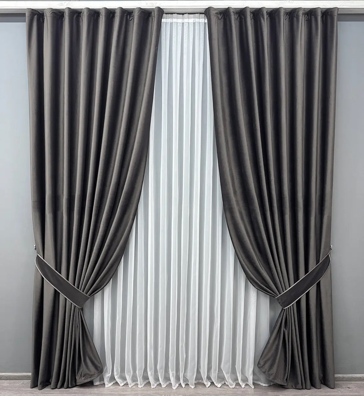 Luxurious Dark Grey Velvet Curtains – Set of 2 – Soft Drapes for Bedroom & Living Room
Elevate your interior with the rich and refined look of dark grey velvet curtains. Crafted from premium velvet, these curtains add elegance and depth to your home, offering privacy and a peaceful atmosphere with their light-blocking features.