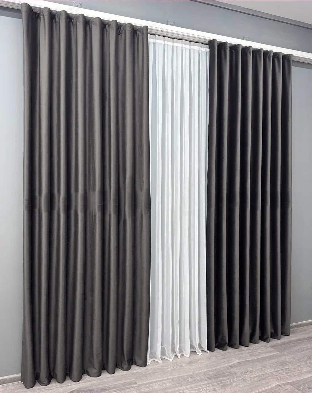 Dark Grey Velvet Curtains – Soft Premium Fabric Drapes for Living Room & Bedroom
Enjoy the perfect blend of luxury and practicality with our dark grey velvet curtains. These soft, premium fabric drapes are perfect for enhancing living rooms, bedrooms, and dining spaces, offering excellent light control and a cozy ambiance.