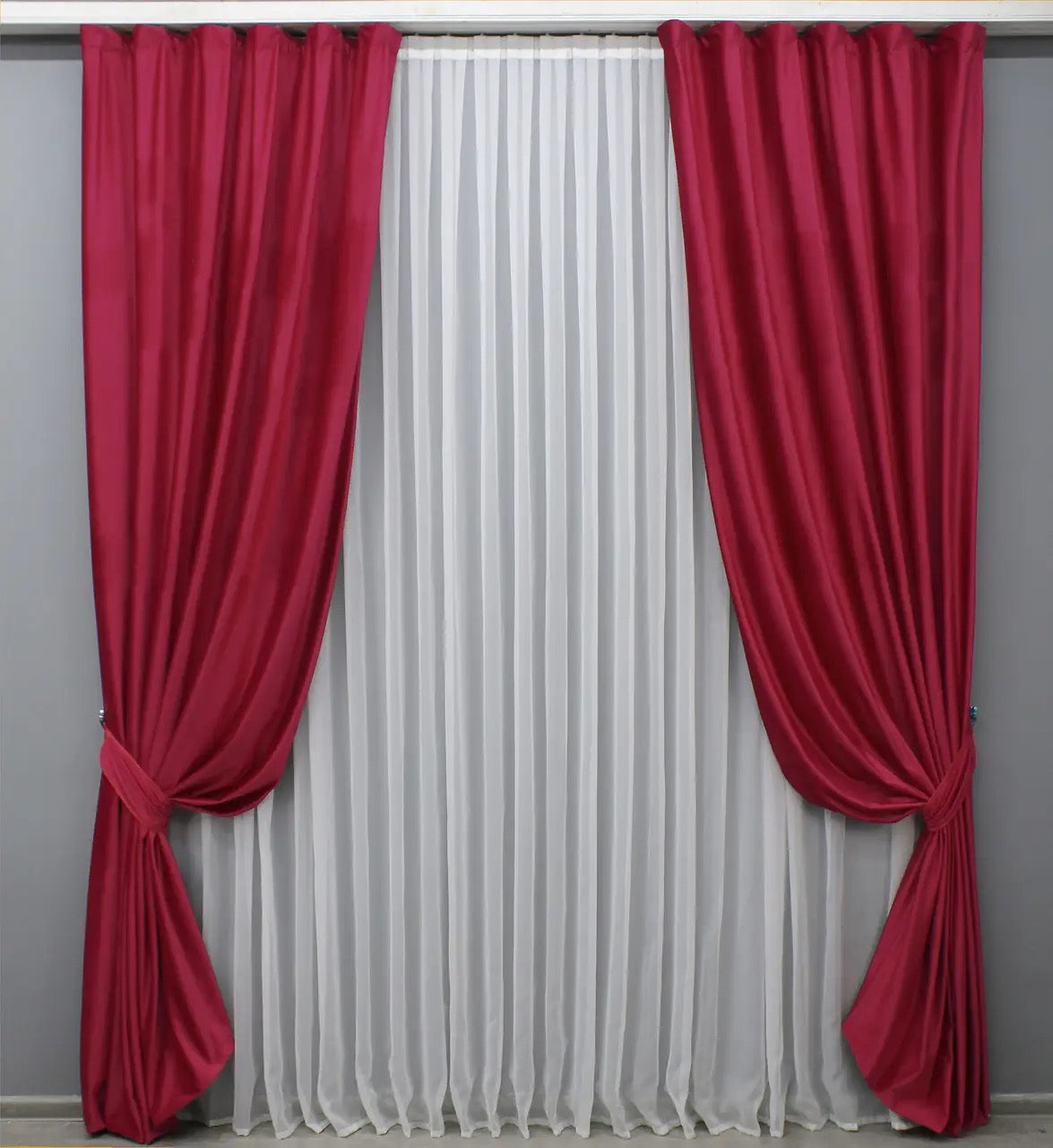 Luxurious Red Velvet Curtains – Set of 2 – Soft Drapes for Bedroom & Living Room
Add elegance and bold colour to your living space with these soft, premium red velvet curtains. Offering 90% light-blocking functionality, they are ideal for creating a serene, stylish environment in any room.