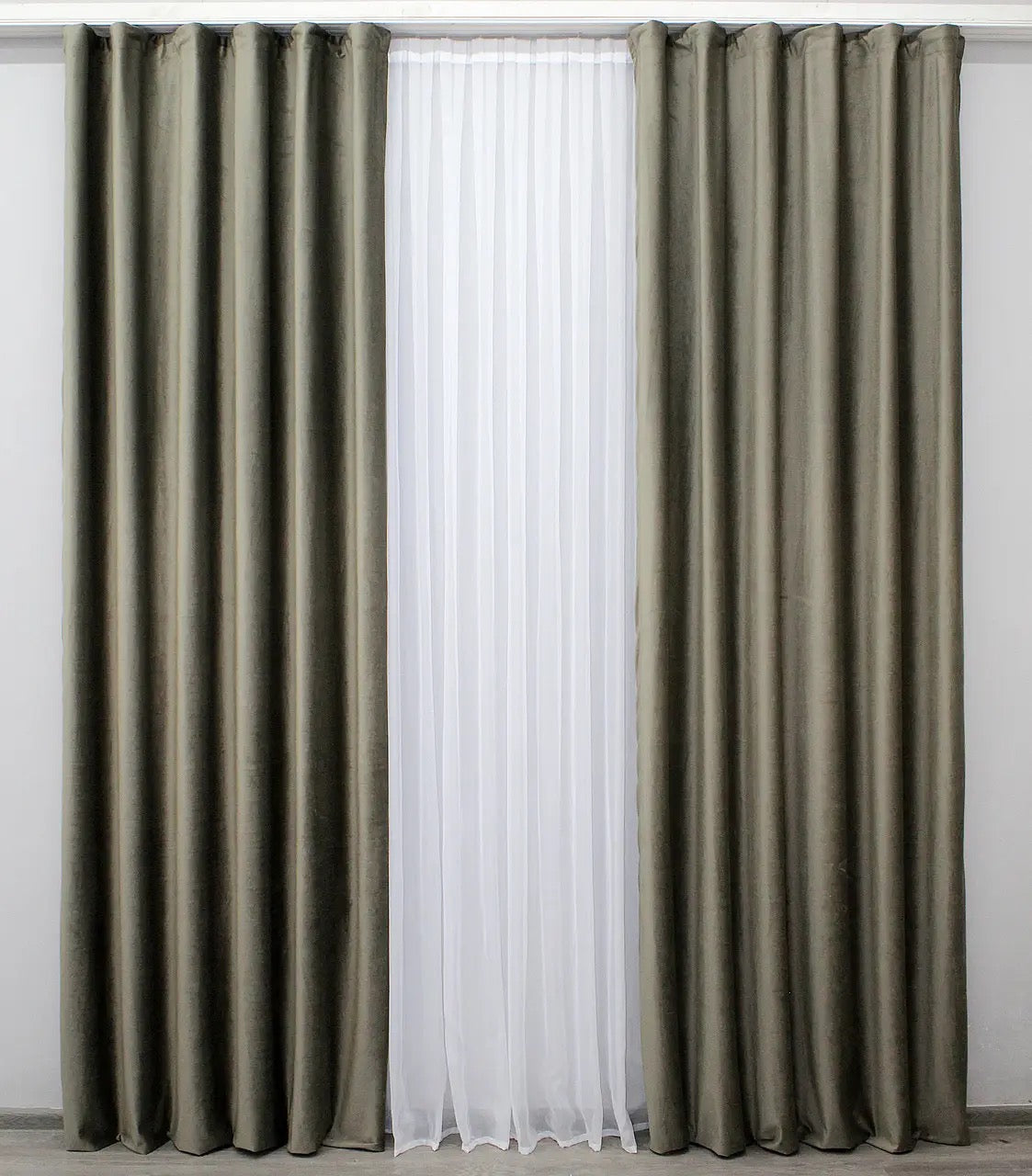 Soft, plush moss velvet curtains with excellent light-blocking properties, ideal for contemporary living room and bedroom interiors.
