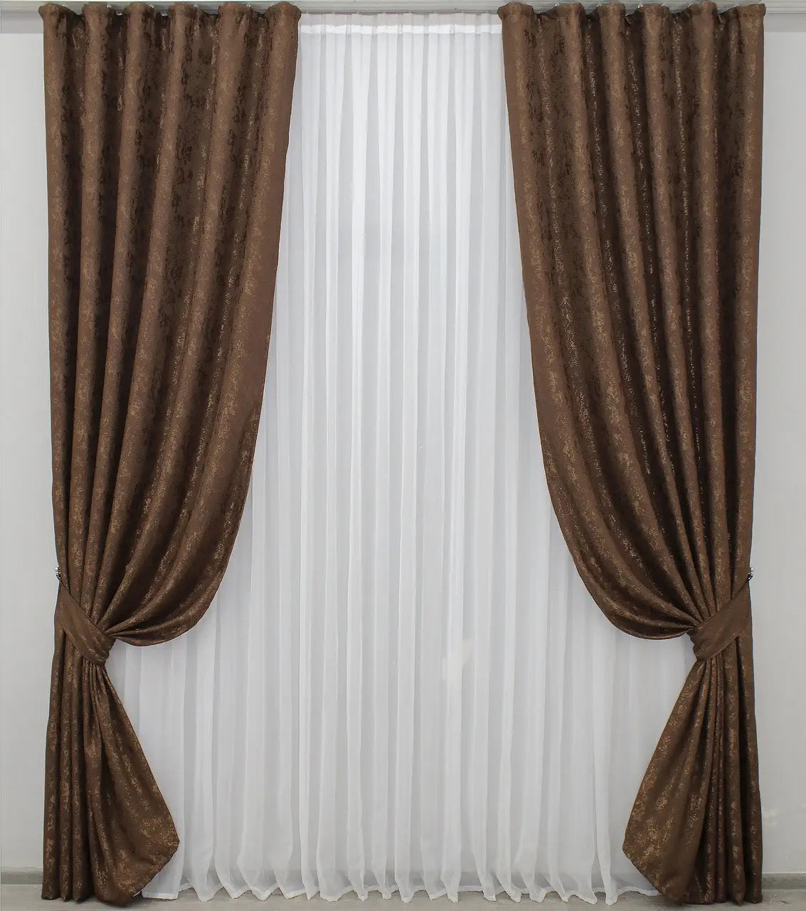 Luxurious brown linen drapes with a refined marble effect, ideal for modern and classic homes.
