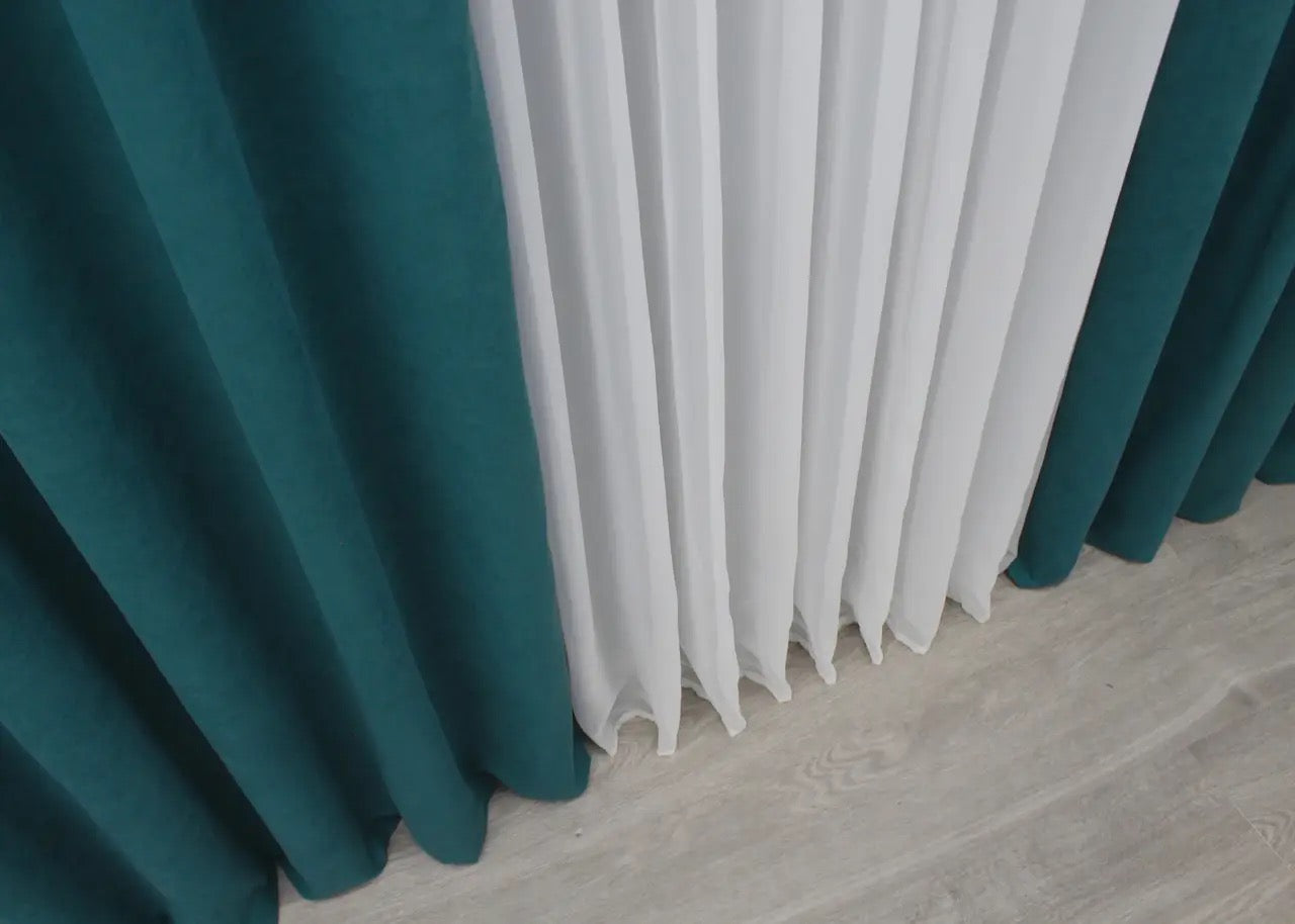 Modern azure velvet drapes with light-blocking properties, ideal for stylish living rooms and bedrooms.
