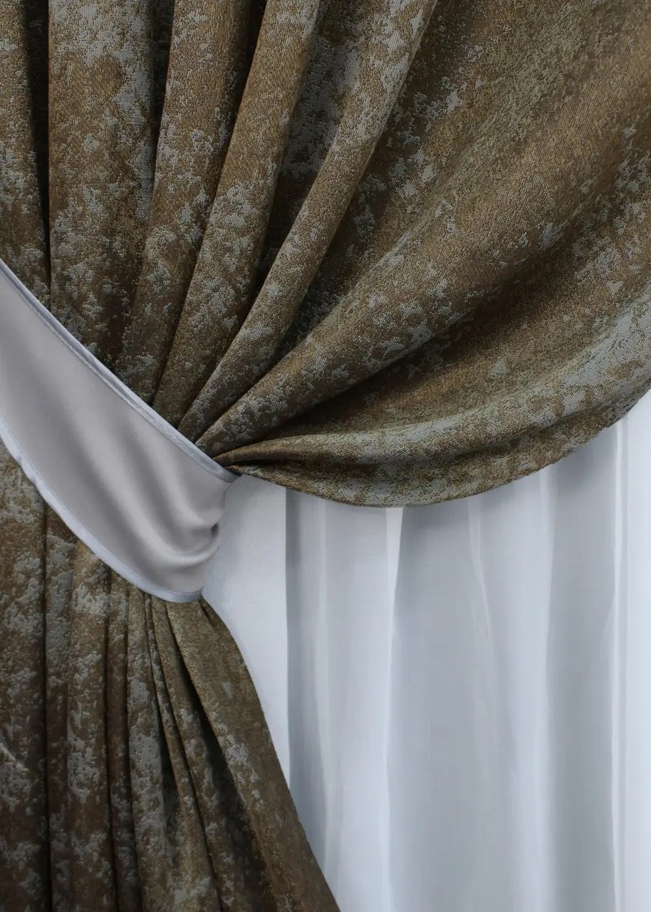 High-quality linen drapes in brown and grey, a perfect blend of modern style and timeless elegance.
