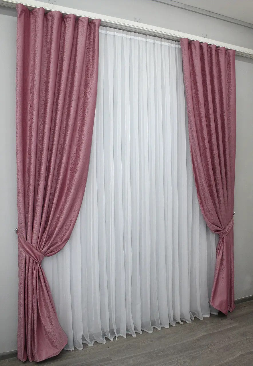 Soft pink and gold velvet curtains, ideal for adding a sophisticated touch to any bedroom or living room, with excellent light control.
