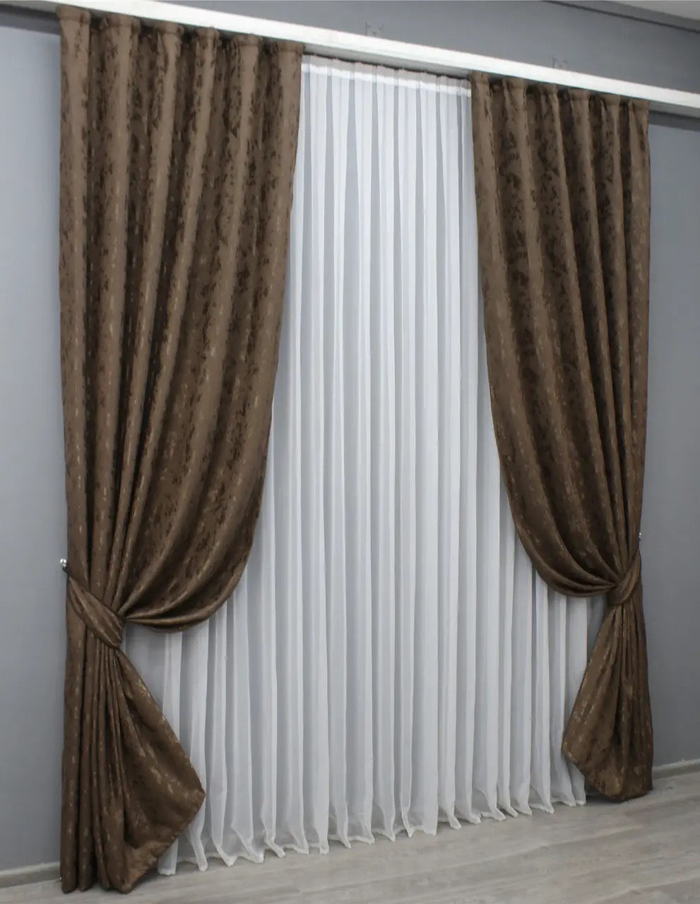 Premium brown linen curtains with a sophisticated marble effect, perfect for a cosy atmosphere.
