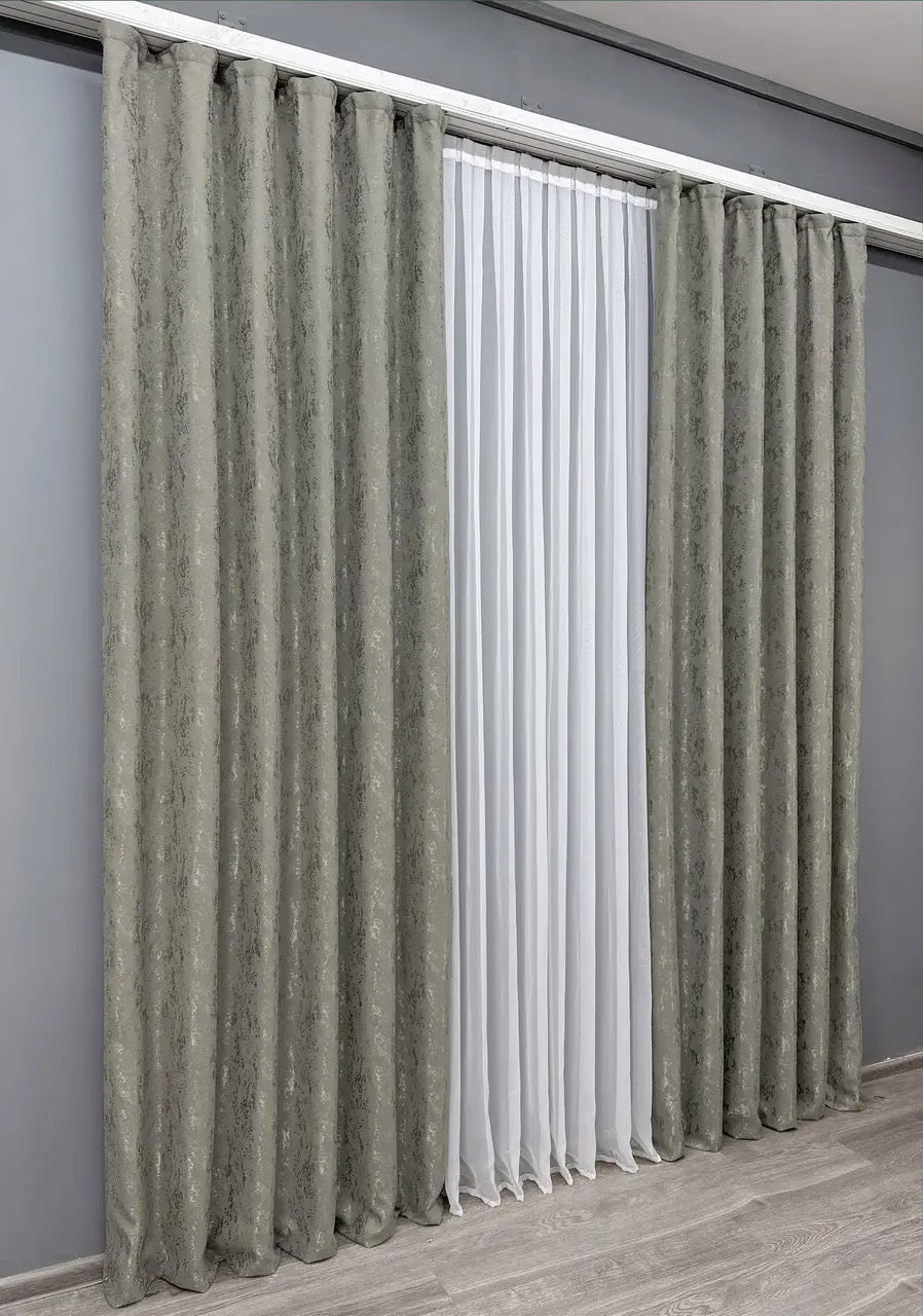 Light-filtering grey linen curtains with a breathable fabric, perfect for a refined and cosy atmosphere.
