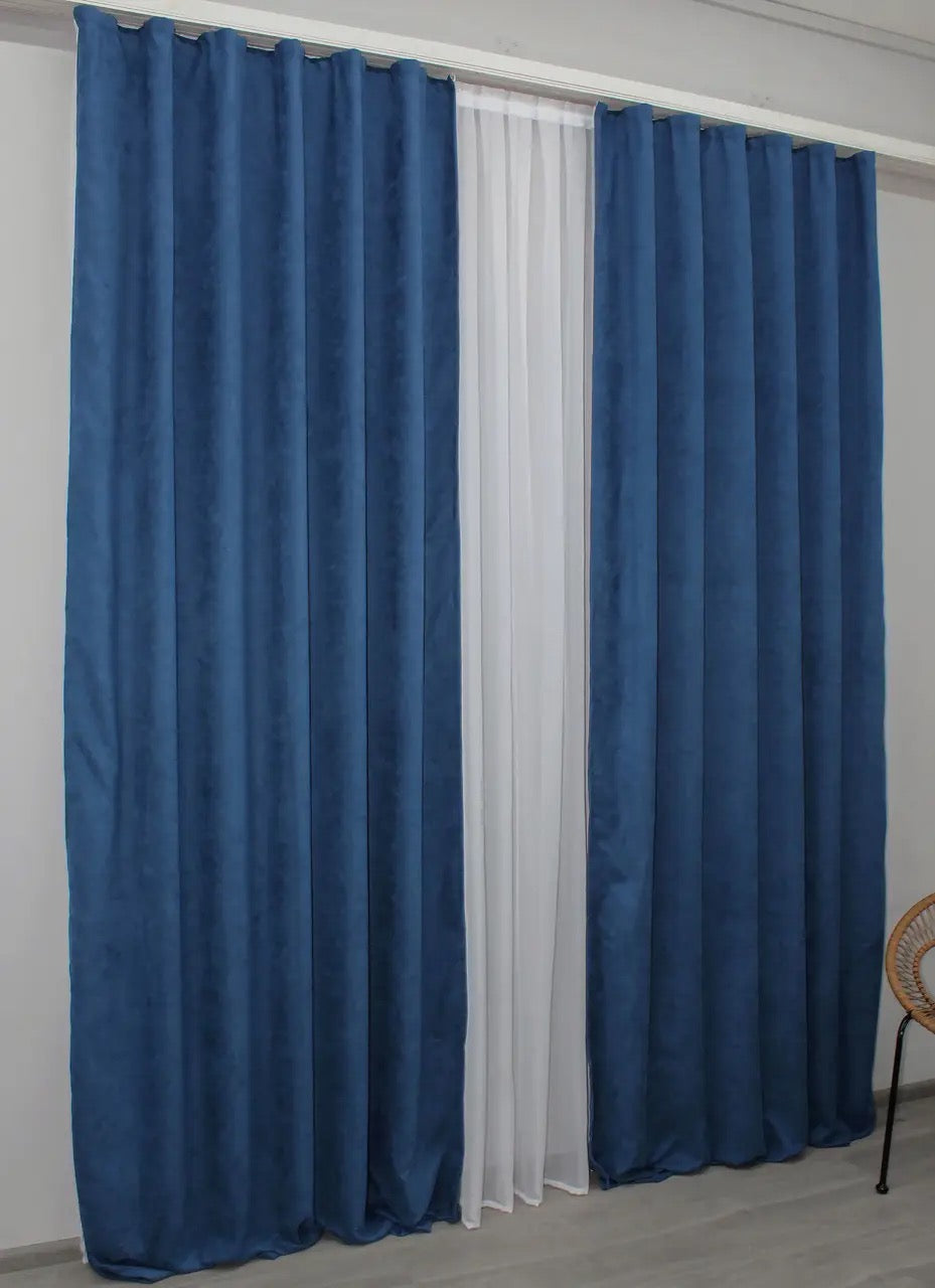 Sophisticated dark blue curtains with a timeless design, enhancing both contemporary and traditional décor.
