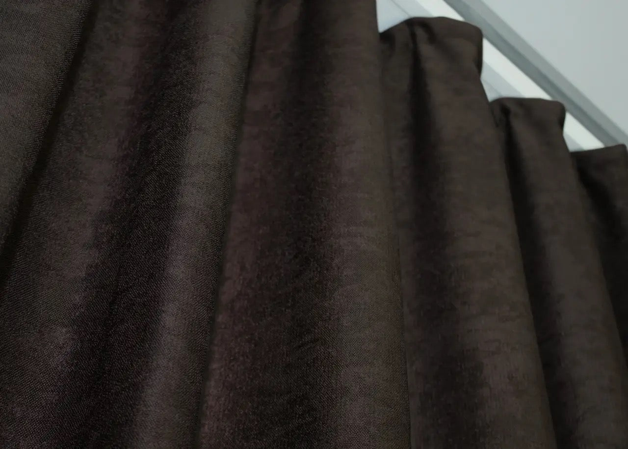 Rich walnut linen curtains, featuring a gentle and elegant drape, ideal for stylish and contemporary home decoration.
