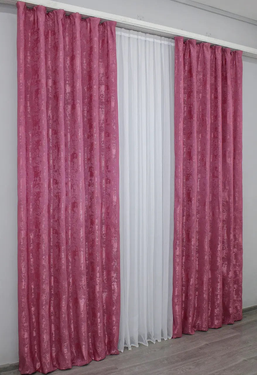 High-quality raspberry curtains made from premium jacquard fabric, creating a cosy yet bold and luxurious atmosphere.
