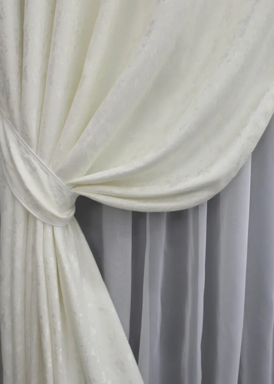 Breathable and light-filtering cream linen curtains, ideal for creating a soft and airy atmosphere.
