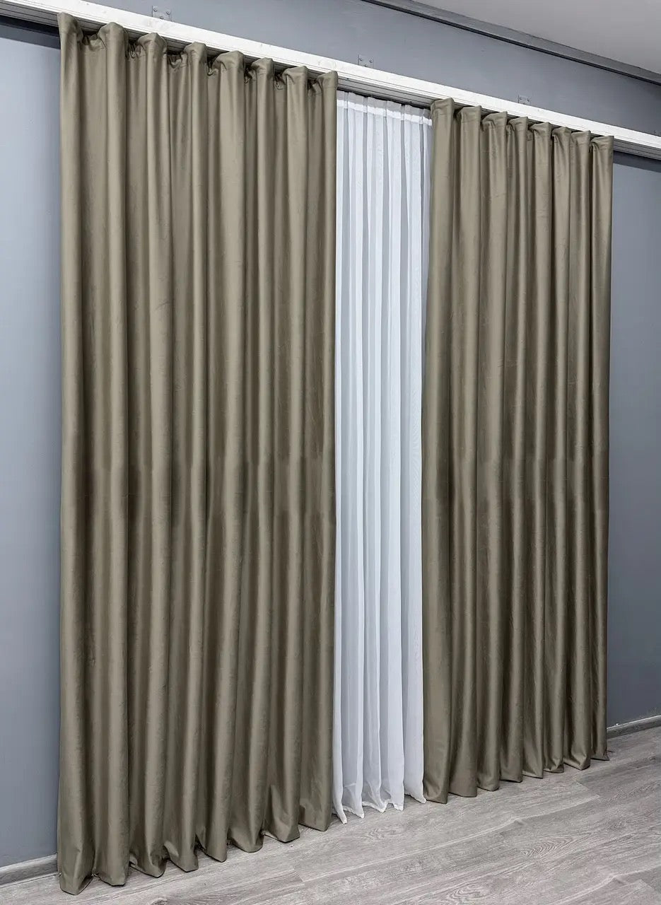 Stone beige velvet drapes with light-reducing properties, ideal for a refined and sophisticated décor.
