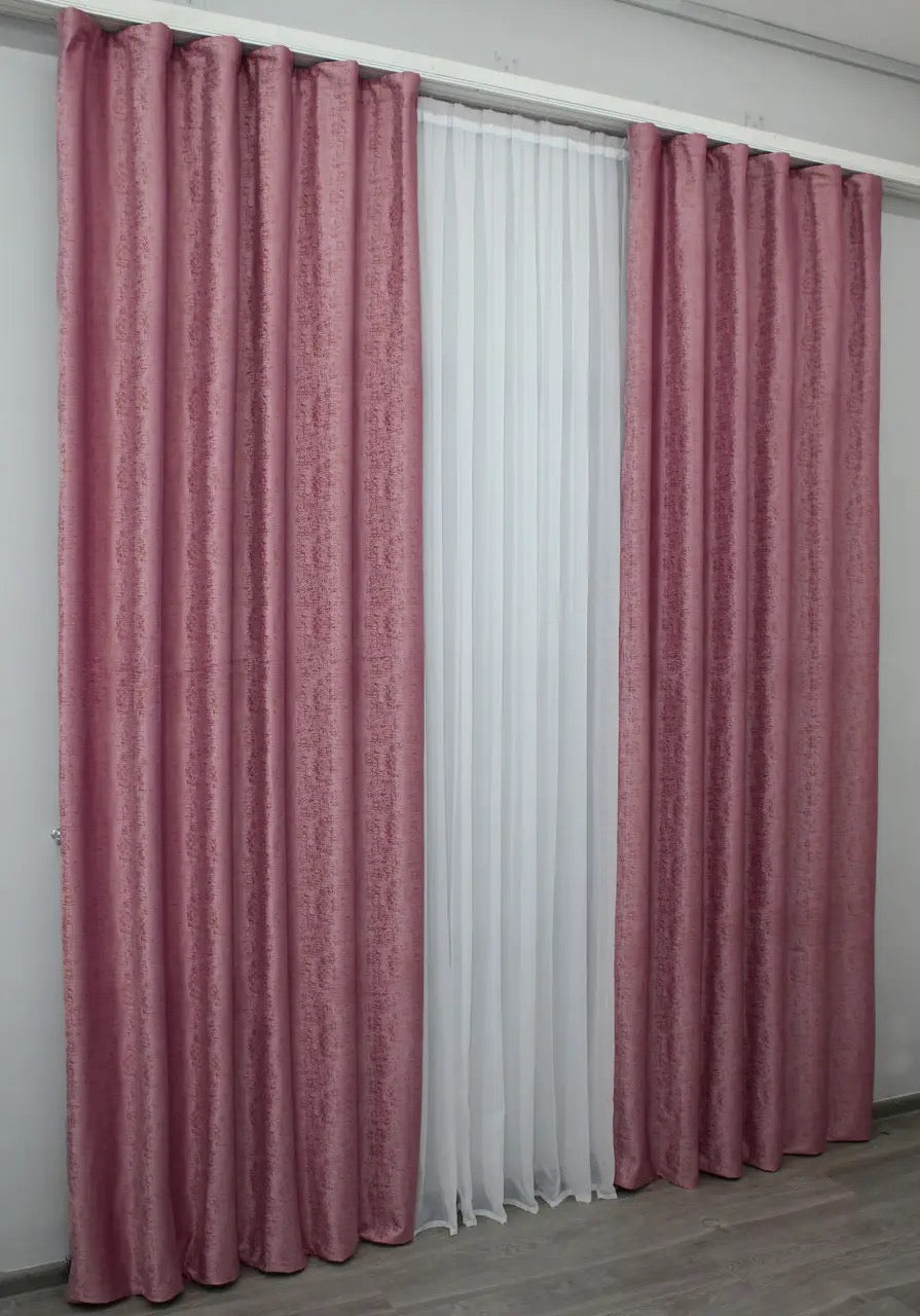 Pink and gold velvet curtains for living rooms and bedrooms, enhancing decor with their luxurious texture and stunning color combination.
